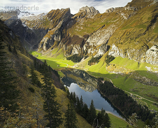 Der Seealpsee von oben mit Säntis  Appenzellerland in den Schweizer Alpen  Schweiz  Europa