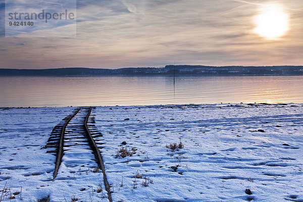 Alte Schienenanlage am Bodensee im Winter  Sonnenuntergang