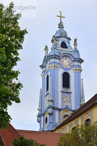 Der blaue Turm der Stiftskirche  Dürnstein  Wachau  Niederösterreich  Österreich