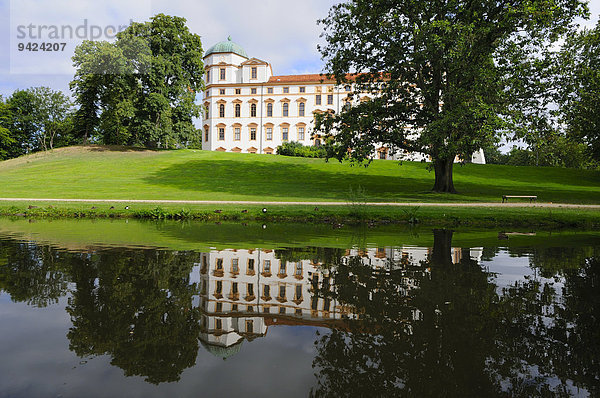 Herzogschloss Celle spiegelt sich in einem Teich  Celle  Niedersachsen  Deutschland