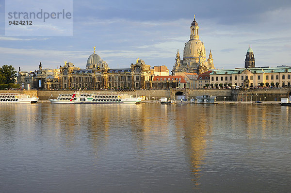 Ausblick über die Elbe auf die Hochschule der Bildenden Künste und die Frauenkirche  Dresden  Sachsen  Deutschland