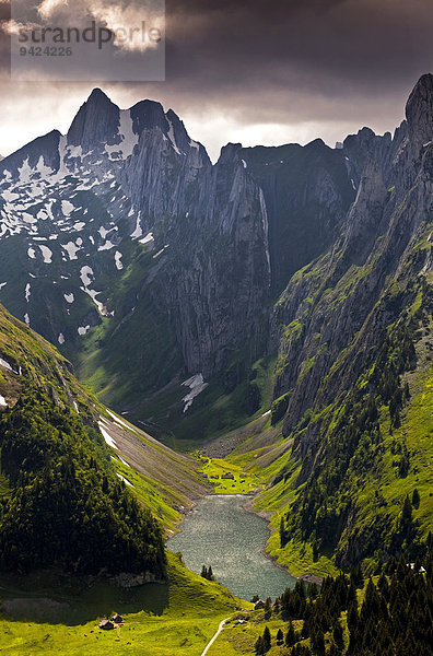 Der Alpstein mit Fählensee im Appenzellerland  Schweiz  Europa