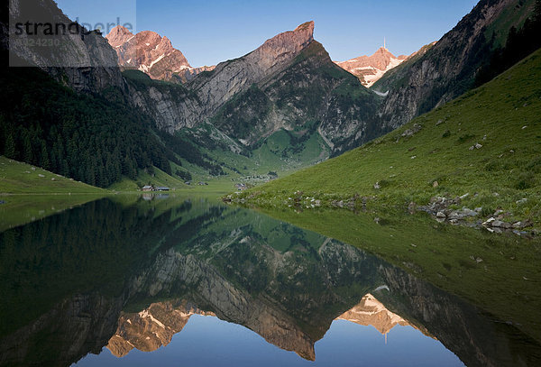 Seealpsee in den Schweizer Alpen  Schweiz  Europa