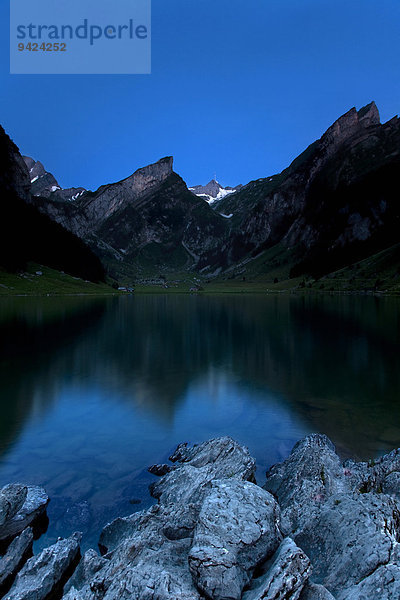 Seealpsee im Alpsteingebirge mit Säntis zur Blauen Stunde  Appenzeller Land  Schweizer Alpen  Schweiz  Europa