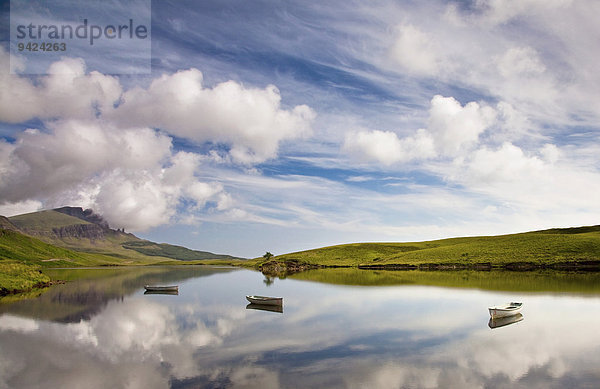 Loch Fada  dahinter der Old Man of Storr  Isle of Skye  Schottland  Großbritannien  Europa