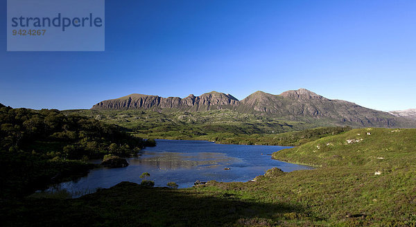 Quinag Gebirge mit See in den Schottischen Highlands  Schottland  Großbritannien  Europa