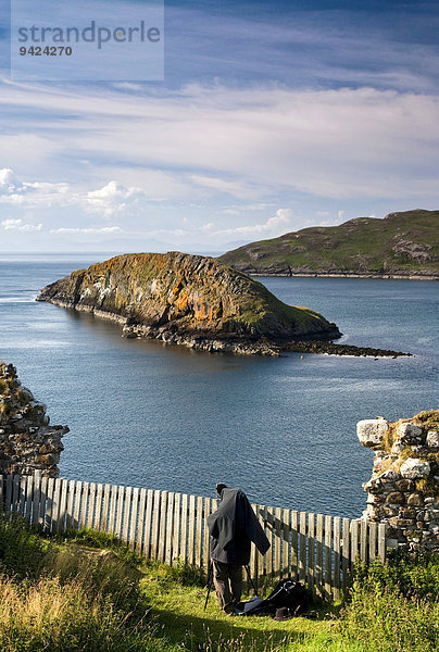 Fotograf auf der Isle of Skye  Atlantik mit Ruine  Schottland  Großbritannien  Europa