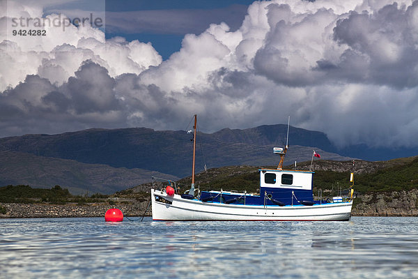 Kleines Boot im Hafen von Kyleakin auf der Isle of Skye  Schottland  Großbritannien  Europa