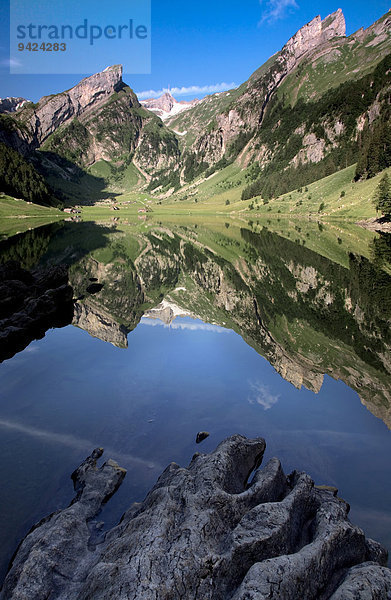 Wasserspiegelung am Seealpsee im Alpstein  Appenzellerland  Schweizer Alpen  Schweiz  Europa