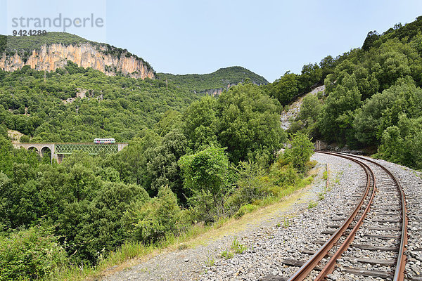 Die Schmalspurbahn Trenino Verde von Arbatax nach Mandas auf einer Brücke bei Niala  Ussassai  Provinz Ogliastra  Sardinien  Italien