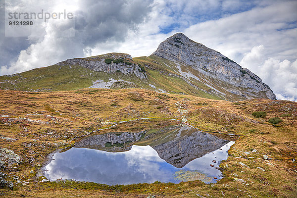 Margelkopf mit Bergsee im September  Buchs  Schweizer Ostalpen  Schweiz  Europa