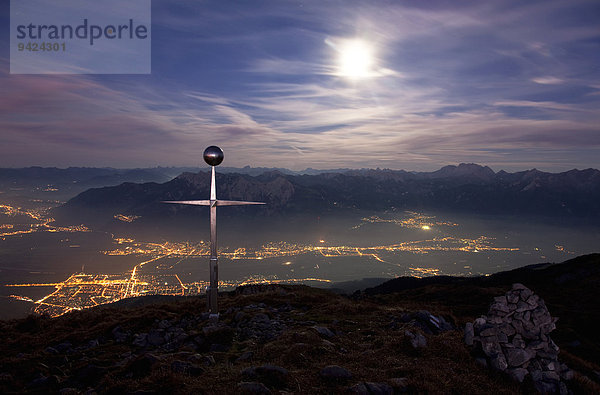 Gipfelkreuz vom Margelkopf Ostschweiz im Mondlicht und im Rheintal Kunstlicht  Lichtenstein  Österreich  Europa
