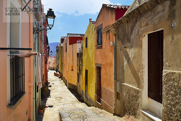 Bunte Häuser in einer engen Gasse der Altstadt  Bosa  Provinz Oristano  Sardinien  Italien