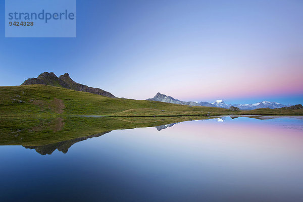 Morgenstimmung am Berglimattsee mit Spiegelung der Glarner Alpen  Kanton Glarus  Schweiz  Europa