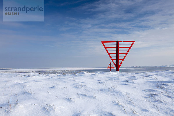 Signalschild mit Schnee  Insel Sylt bei List  Schleswig-Holstein  Deutschland  Europa