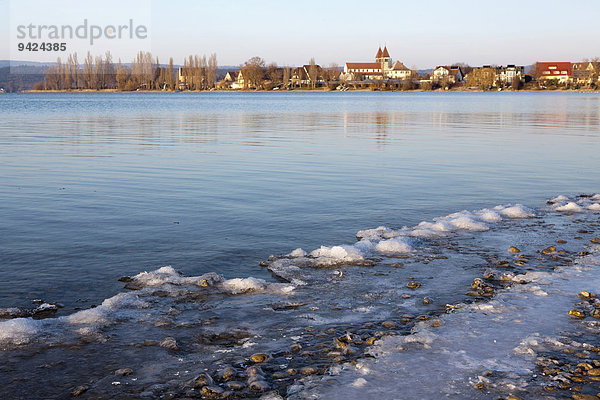 Eis am Ufer des Bodensees mit der Kirche St. Peter und Paul auf der Insel Reichenau  Baden-Württemberg  Deutschland  Europa
