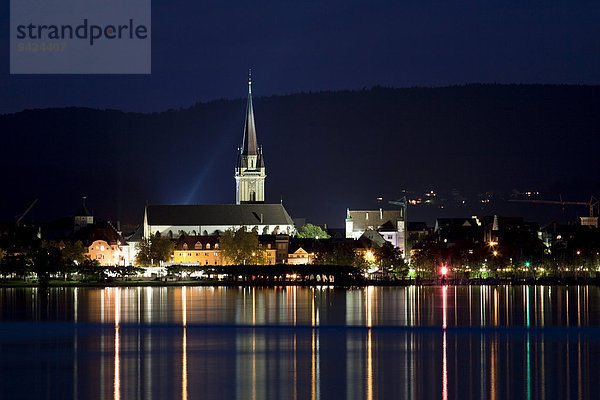 Blick nach Radolfzell zum beleuchteten Münster  Bodensee  Deutschland  Europa