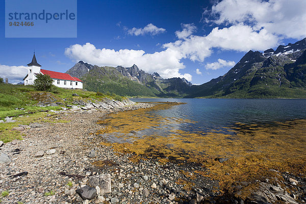 Kapelle Vestpollen im Austnesfjord auf den Lofoten  Norwegen  Skandinavien  Europa  ÖffentlicherGrund