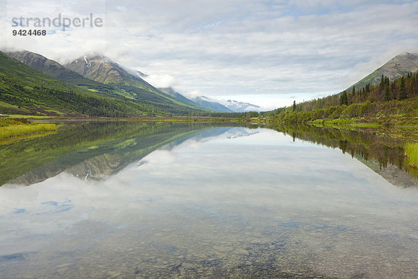 Der Lower Summit Lake in Chugach Mountains auf der Halbinsel Kenai  Alaska  USA