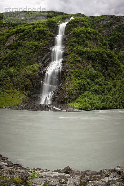 Die Bridal Veil Falls Wasserfälle bei Valdez in Alaska  USA  Nordamerika