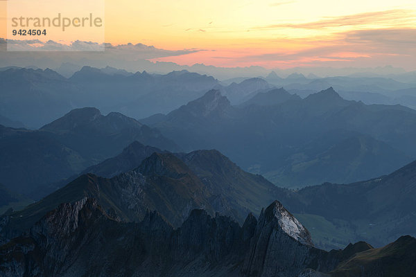 Sonnenuntergang mit Blick auf die Schweizer Alpen der Ostschweiz  gesehen vom Säntis im Alpstein  Schweiz  Europa