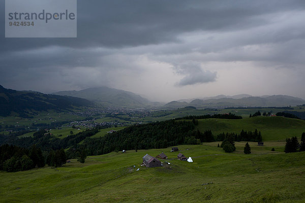 Regenfront im Appenzellerland in den Schweizer Alpen  Schweiz  Europa  ÖffentlicherGrund