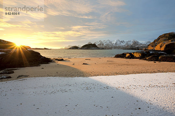 Schnee und Sand an einem Strand bei Digermulen auf den Lofoten  Norwegen  Europa  ÖffentlicherGrund