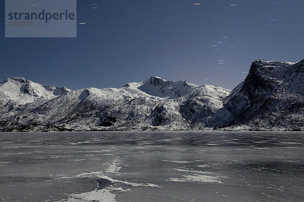 Vereister See und Berg bei Nacht auf den Lofoten in Norwegen  Europa  ÖffentlicherGrund