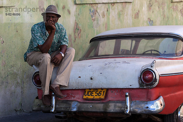 Kubanischer Taxifahrer mit seinem Oldtimer-Taxi  Santiago de Cuba  Kuba