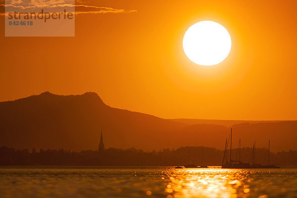 Sonnenuntergang am Bodensee mit Blick nach Radolfzell in den Hohenstoffeln  Baden-Württemberg  Deutschland  Europa  ÖffentlicherGrund