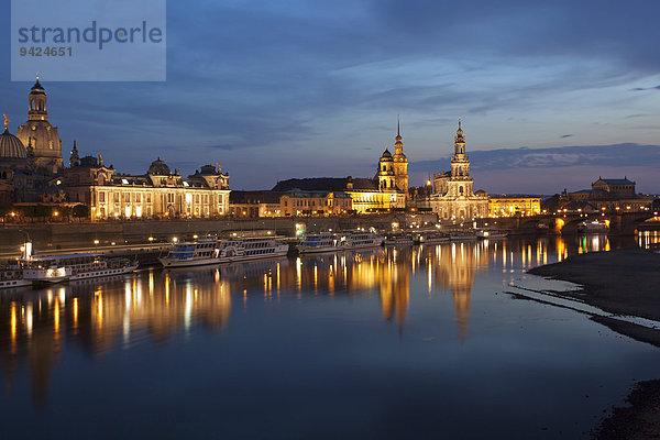Spiegelung der Altstadt von Dresden in der Elbe im Abendlicht  Sachsen  Deutschland  Europa