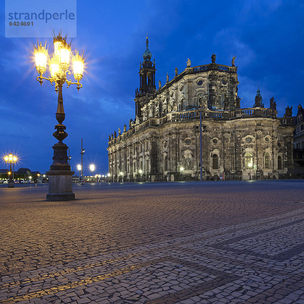 Blaue Stunde  Katholische Hofkirche in Dresden  Sachsen  Deutschland  Europa