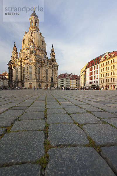 Abendstimmung in der Innenstadt von Dresden mit der Frauenkirche  Sachsen  Deutschland  Europa  ÖffentlicherGrund