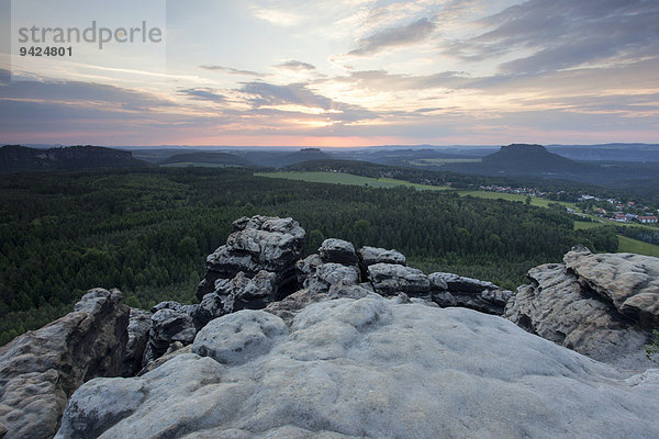 Abendstimmung auf dem Gohrisch mit Abendrot im Elbsandsteingebirge  Sachsen  Deutschland  Europa