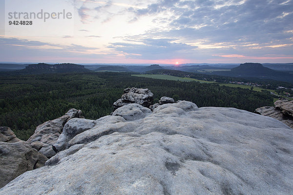 Abendstimmung auf dem Gohrisch mit Sonnenuntergang im Elbsandsteingebirge  Sachsen  Deutschland  Europa