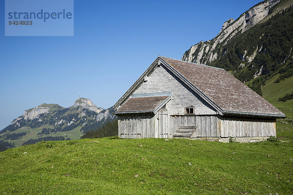 Berghütte mit Blick zum Hohen Kasten im Alpstein  Appenzell  Schweiz  Europa  ÖffentlicherGrund