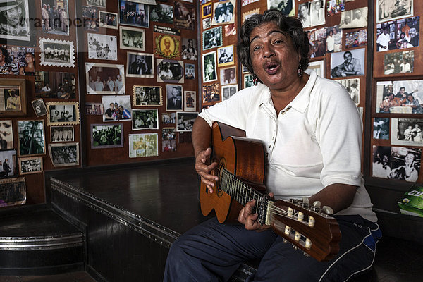 Kubanische Musikerin mit Gitarre in einem Casa de la Trova  Santiago de Cuba  Kuba