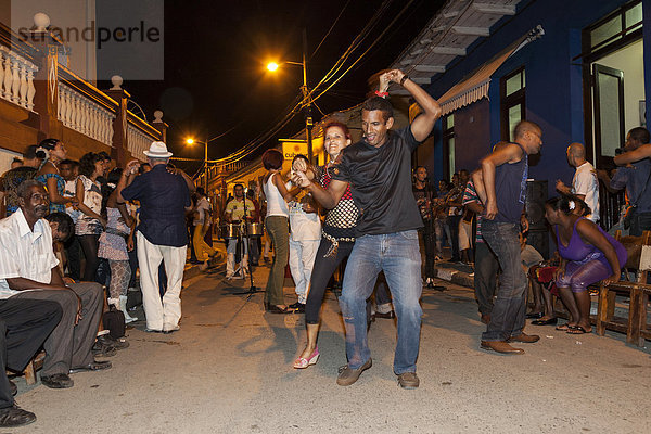 Musik und Tanz auf der Straße am Abend  Baracoa  Kuba