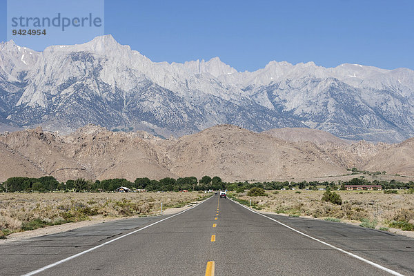 Highway Nr. 136  bei Lone Pine  hinten die Berge der Sierra Nevada  Kalifornien  USA