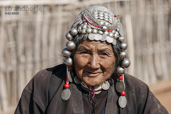 Alte Frau der Volksgruppe der Akha mit traditioneller Kopfbedeckung  Portrait  bei Kyaing Tong  Myanmar