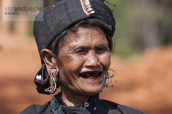 Frau in traditioneller Kleidung  Volksgruppe der Ann  bei Kyaning Tong  Myanmar