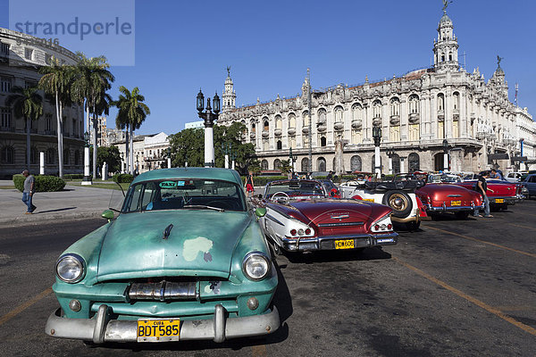 Oldtimer  40er und 50er Jahre  auf dem Prado vor dem Capitol  Havanna  Kuba