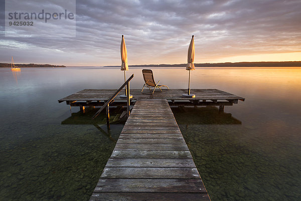 Sonnenaufgang  Holzsteg am Starnberger See bei Seeshaupt  Bayern  Deutschland  Europa  ÖffentlicherGrund