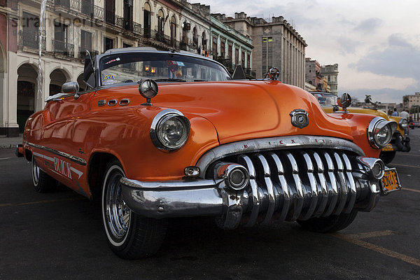 Oldtimer  Buick  50er Jahre  in der Abenddämmerung auf dem Prado  Havanna  Kuba