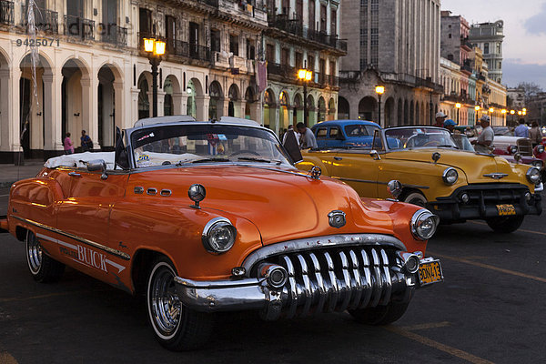 Oldtimer in der Abenddämmerung auf dem Prado  vorne ein Buick  50er Jahre  Havanna  Kuba