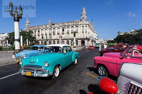 Oldtimer auf dem Prado  Havanna  Kuba