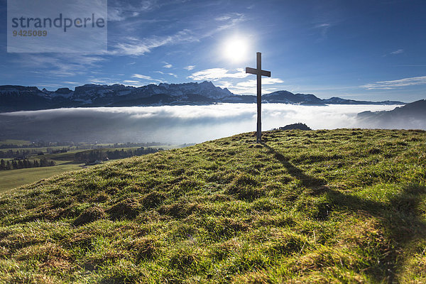 Gipelkreuz des Gerenberg mit Hochnebel und dem Alpstein dahinter  Gerenberg  Appenzell  Schweiz