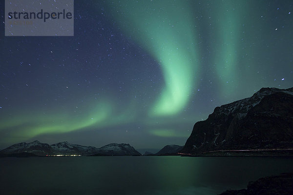Nordlicht  Aurora Borealis  im Winter  Hovsund  Hov  Lofoten  Lofoten  Nordland  Norwegen