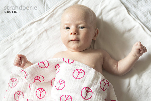 Baby  2 Monate  liegt auf Decke  Deutschland