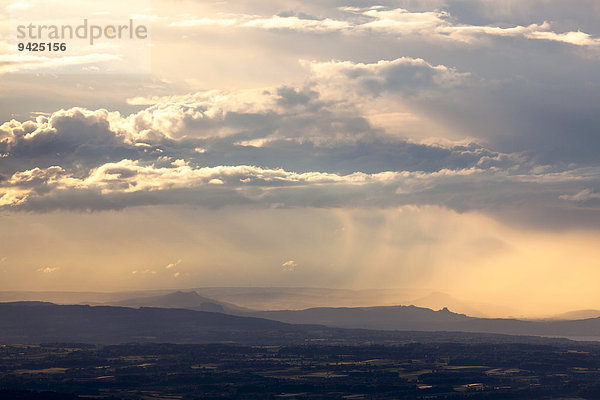 Wolkenstimmung über dem Hegau  Ausblick vom Kaien  Hegau  Baden-Württemberg  Deutschland